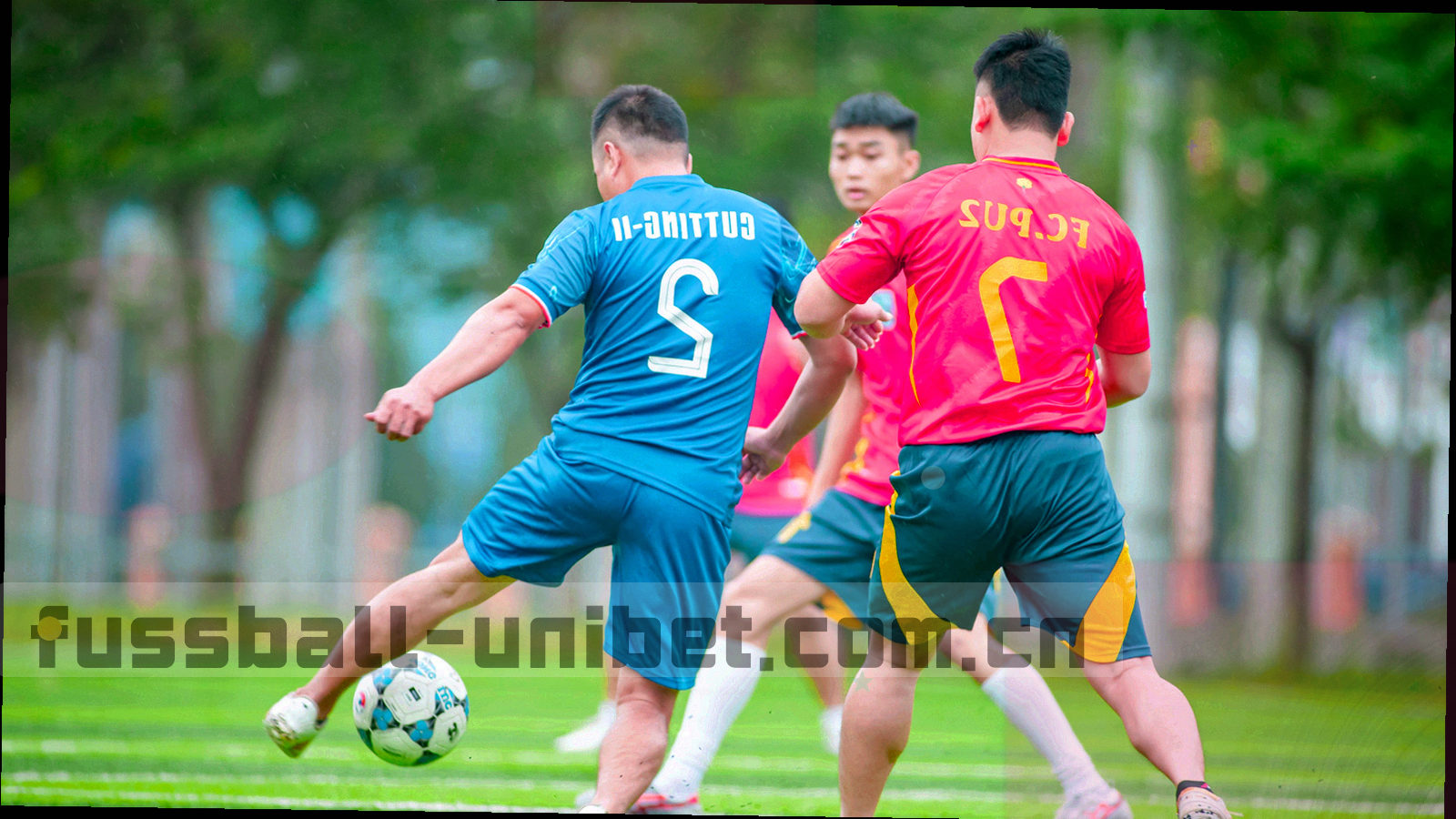 角球开出瞬间禁区内的争顶画面，画面叠加半透明网格